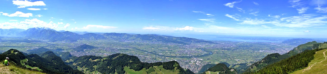 Das Rheintal fotografiert von der Hohen Kugel aus - der Bodensee im Hintergrund